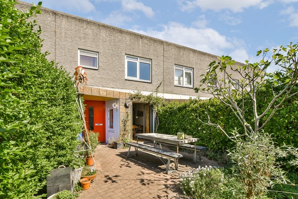 In heerlijke buurt gelegen familiehuis met achtertuin aan het water!